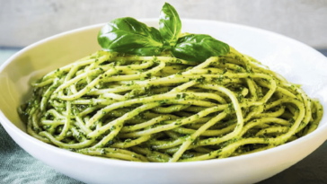Descubre una receta deliciosa y saludable de espagueti verde que encantará a tu familia. 🍝💚