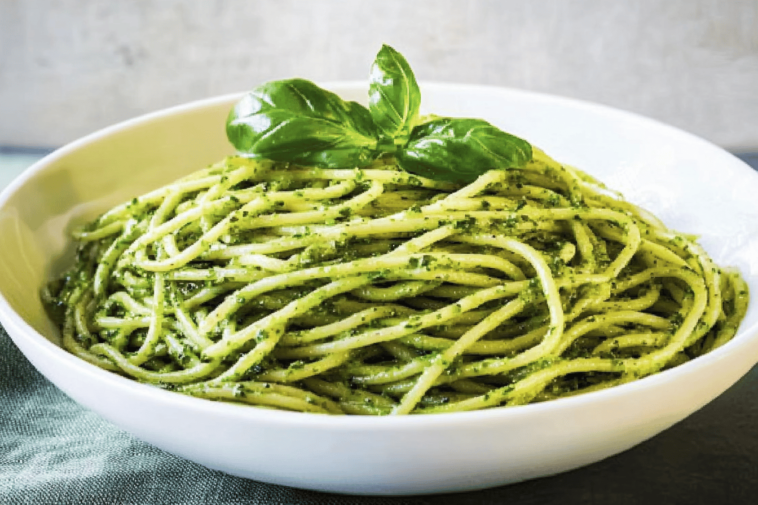 Descubre una receta deliciosa y saludable de espagueti verde que encantará a tu familia. 🍝💚