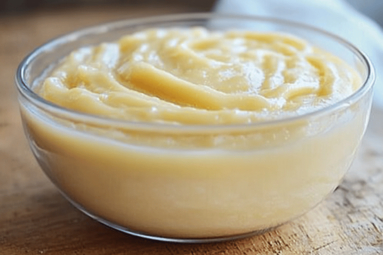 ¡Descubre el sabor de la auténtica crema pastelera casera! Ideal para tus postres favoritos. 🍮✨