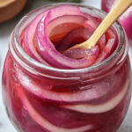 ¡Descubre este delicioso encurtido que realza cualquier platillo! Perfecto para los amantes del picante. 🌶️🧅