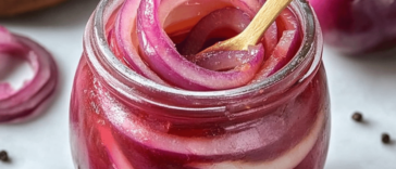 ¡Descubre este delicioso encurtido que realza cualquier platillo! Perfecto para los amantes del picante. 🌶️🧅
