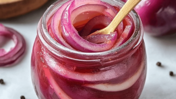 ¡Descubre este delicioso encurtido que realza cualquier platillo! Perfecto para los amantes del picante. 🌶️🧅