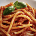 ¡Deliciosos espaguetis rojos que conquistan cualquier paladar! Perfectos para una cena rápida. 🍝❤️