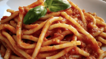 ¡Deliciosos espaguetis rojos que conquistan cualquier paladar! Perfectos para una cena rápida. 🍝❤️