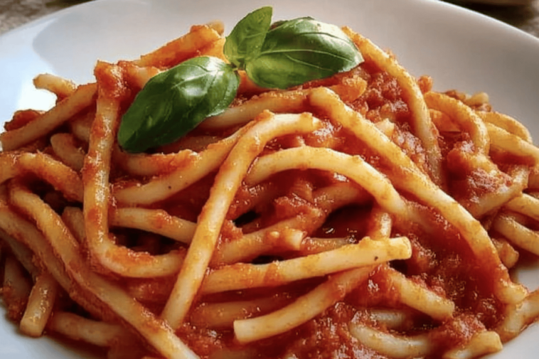 ¡Deliciosos espaguetis rojos que conquistan cualquier paladar! Perfectos para una cena rápida. 🍝❤️