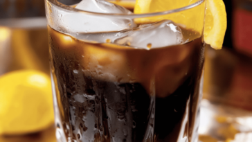 Descubre cómo hacer la refrescante bebida del verano. ¡Perfecta para disfrutar bajo el sol! ☀️🍹