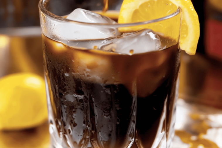 Descubre cómo hacer la refrescante bebida del verano. ¡Perfecta para disfrutar bajo el sol! ☀️🍹