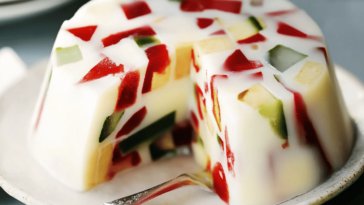 Descubre la alegría colorida de la gelatina de mosaico, un postre que encanta a todos. 🍓🍍🍇🍋