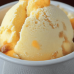 Disfruta de un delicioso helado de durazno casero, perfecto para refrescarte en días calurosos. 🍑🍨