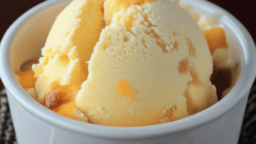 Disfruta de un delicioso helado de durazno casero, perfecto para refrescarte en días calurosos. 🍑🍨