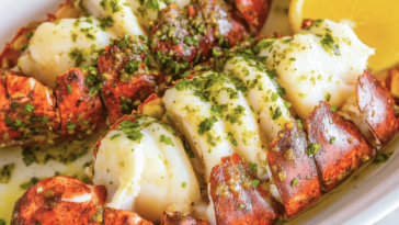 ¡Disfruta de una langosta a la parrilla que deleitará tus sentidos! 🦞🧄🍋