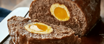 ¡Un pastel de carne especial que te sorprenderá con su delicioso relleno de huevo! 😋🍳