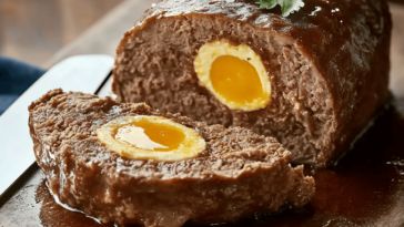 ¡Un pastel de carne especial que te sorprenderá con su delicioso relleno de huevo! 😋🍳