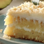 Un delicioso pastel de coco con un sorprendente relleno de piña que encantará a todos. 🍰🍍