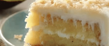 Un delicioso pastel de coco con un sorprendente relleno de piña que encantará a todos. 🍰🍍