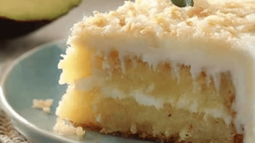 Un delicioso pastel de coco con un sorprendente relleno de piña que encantará a todos. 🍰🍍