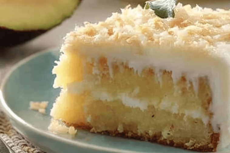 Un delicioso pastel de coco con un sorprendente relleno de piña que encantará a todos. 🍰🍍