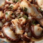 Disfruta de este delicioso pulpo al ajillo, una explosión de sabores en cada bocado. 🐙🧄✨