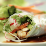 Deliciosos y frescos rollos que te transportarán a Tailandia en cada bocado. 🍽️🥗