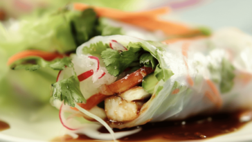 Deliciosos y frescos rollos que te transportarán a Tailandia en cada bocado. 🍽️🥗