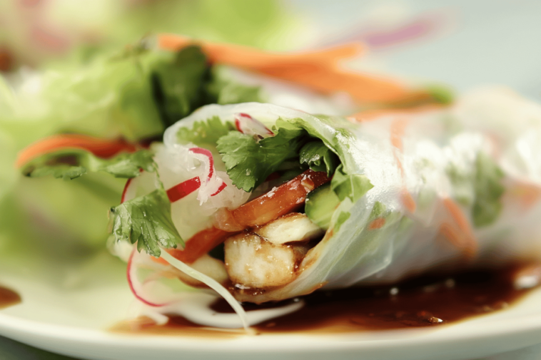 Deliciosos y frescos rollos que te transportarán a Tailandia en cada bocado. 🍽️🥗