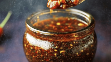 ¡Descubre el sabor auténtico de la Salsa Macha, perfecta para tus platillos favoritos! 🌶️🧄