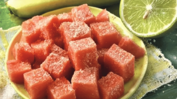 Disfruta esta refrescante combinación de sabores que hará sonreír a tu paladar. 🍉🍋🌶️