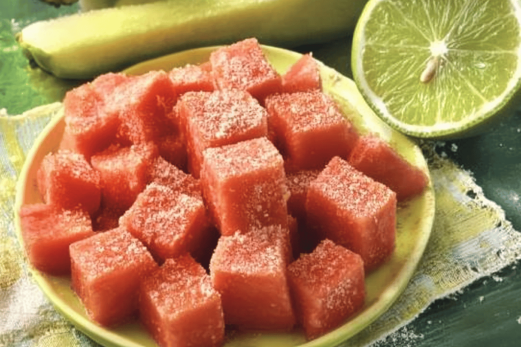 Disfruta esta refrescante combinación de sabores que hará sonreír a tu paladar. 🍉🍋🌶️