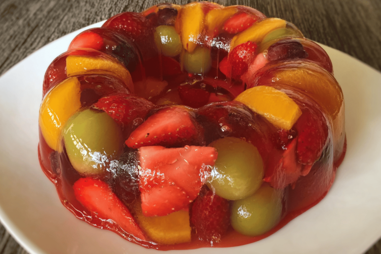 ¡Disfruta de esta refrescante gelatina cristal de frutas perfecta para cualquier ocasión! 🍓🍈