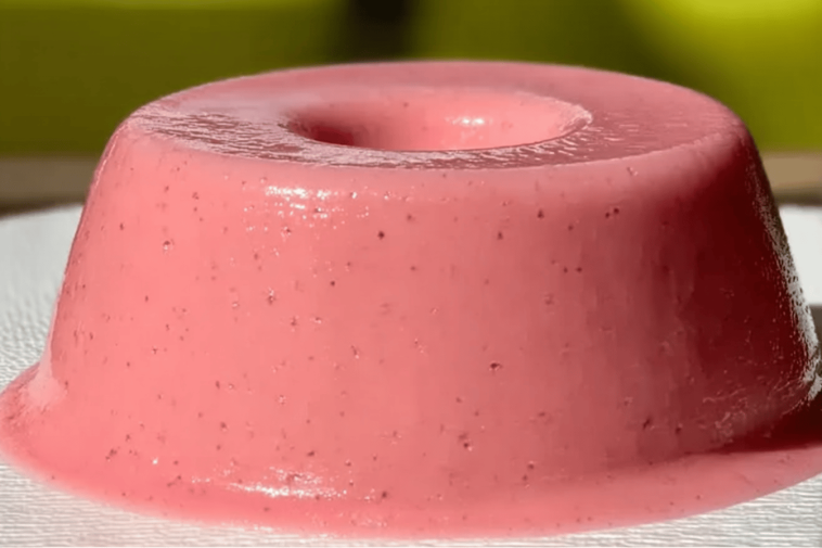 La gelatina espuma es el postre perfecto para sorprender a tus amigos con su textura mágica. ✨🍓