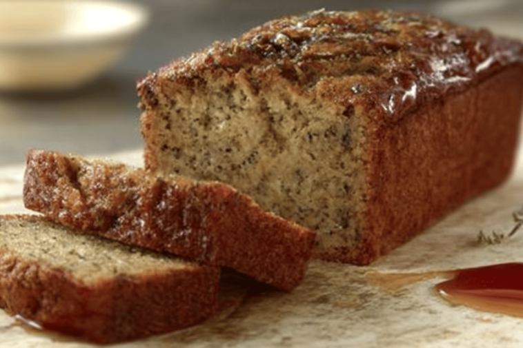 ¡Descubre este delicioso panqué de plátano saludable y fácil de hacer en casa! 🍌✨